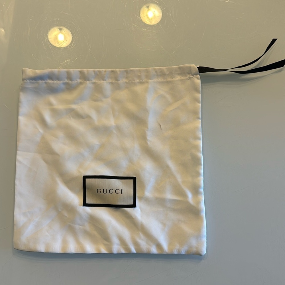 Gucci dust bag original size 9”x9” in great condition!
Draw strings closure